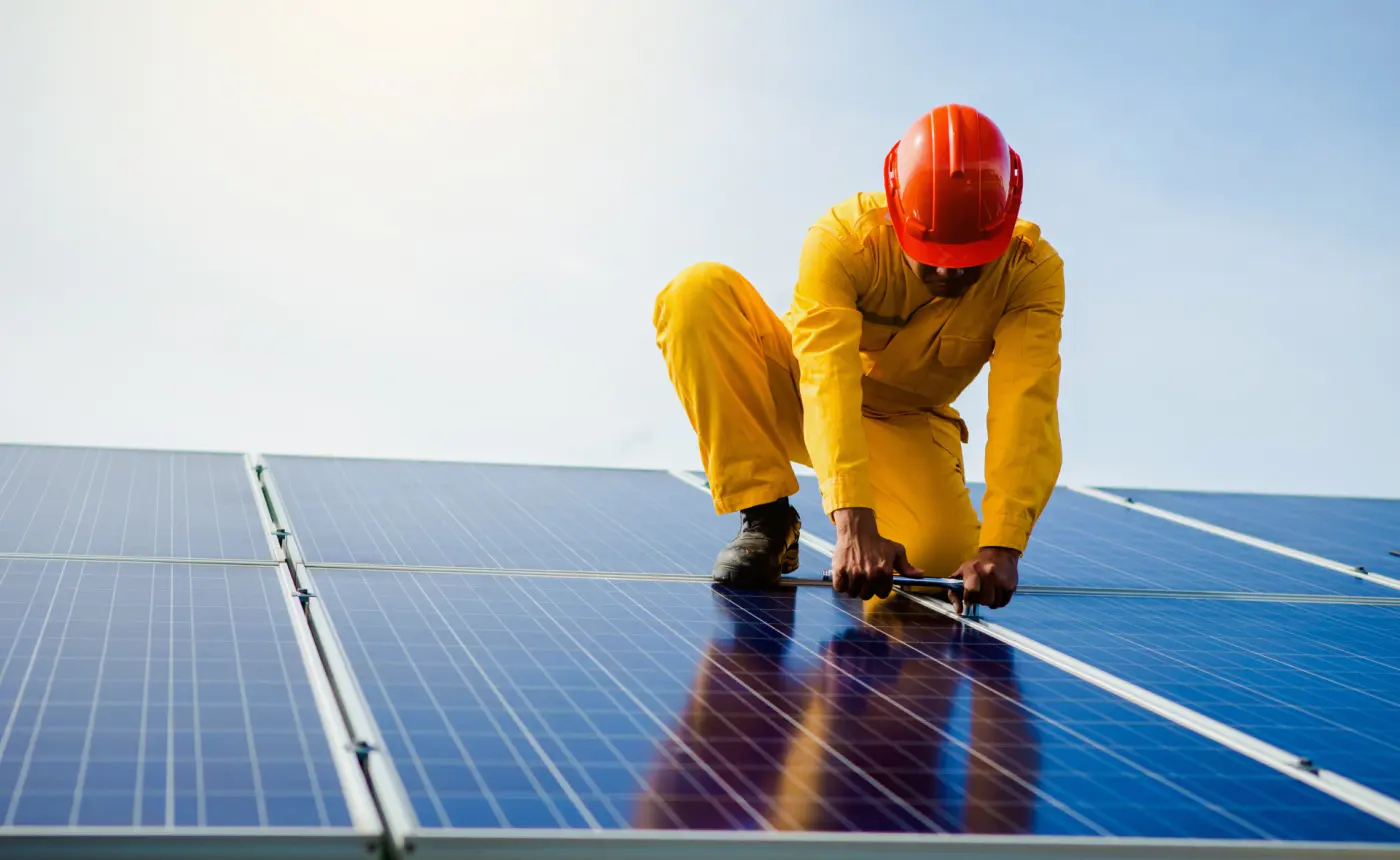Paneles solares en una instalación de gran escala