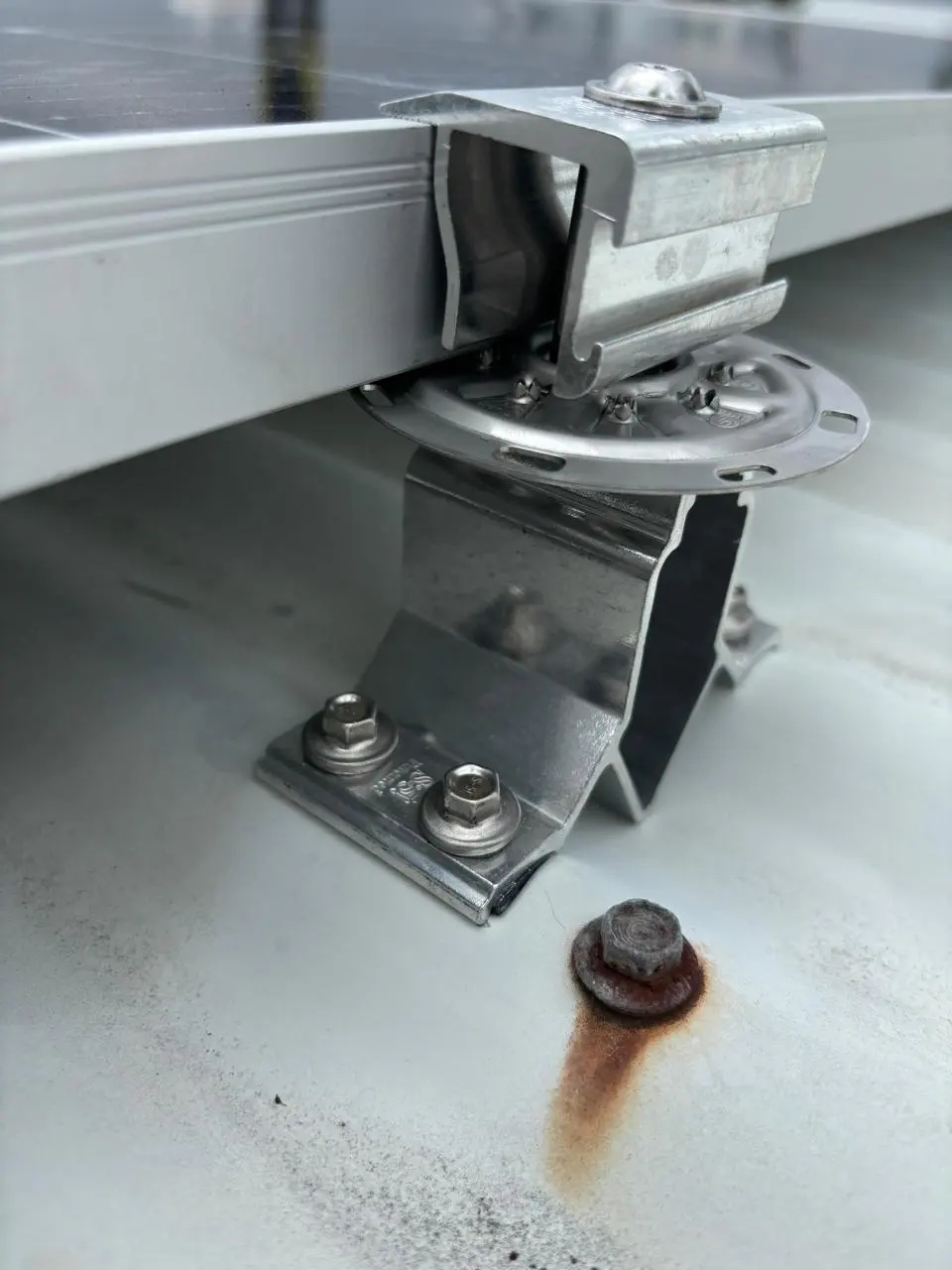 Abrazadera CorruBracket de S-5! montada sobre un techo de chapa ondulada