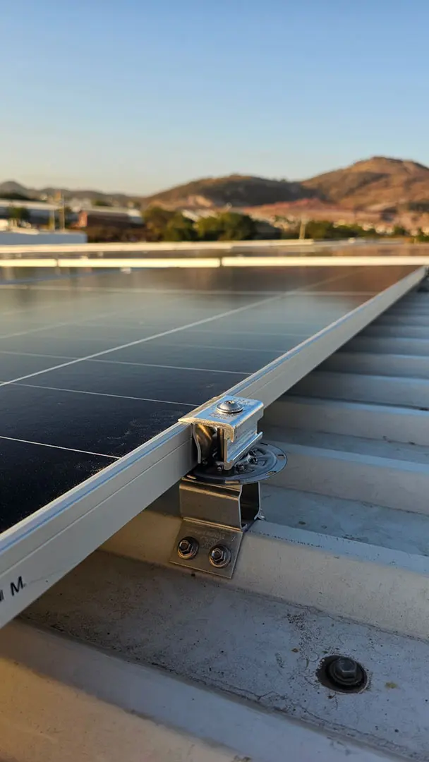 RibBracket de S-5! instalado sobre un techo de chapa trapezoidal