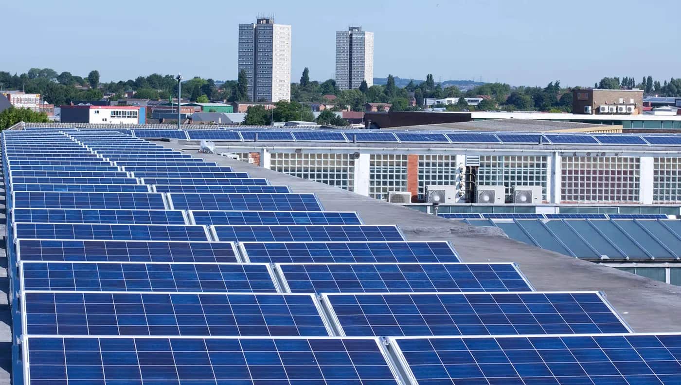 Instalación fotovoltaica sobre la cubierta de una nave industrial