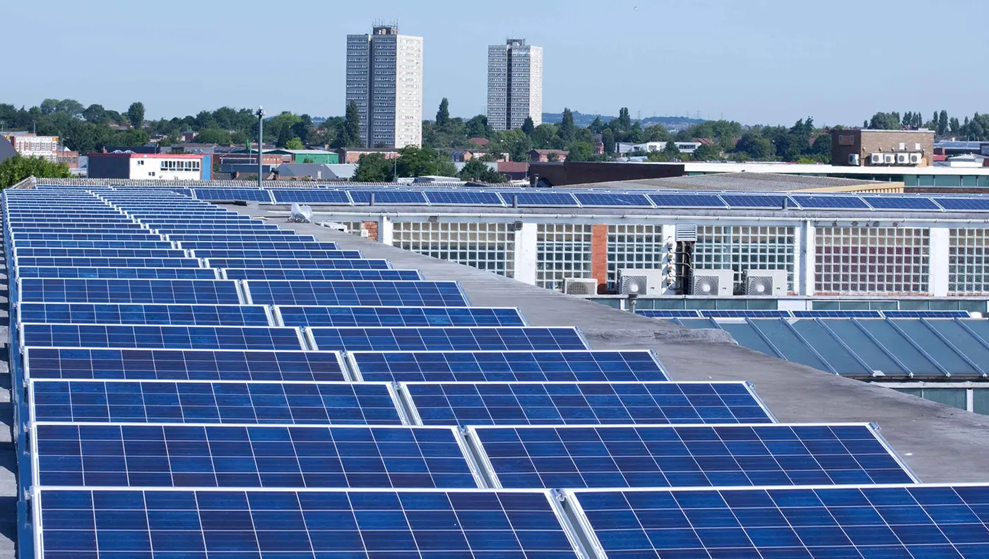 Instalación fotovoltaica sobre la cubierta de una nave industrial