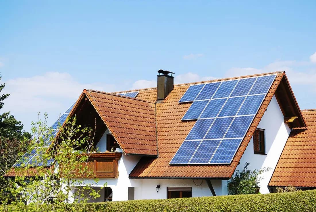 Paneles solares instalados sobre el tejado de una vivienda